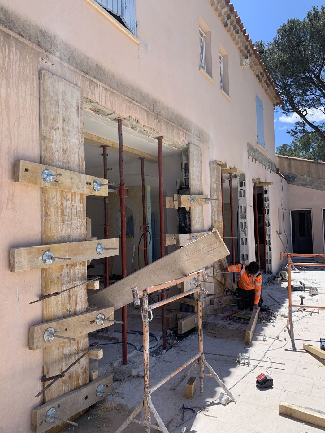 Création d'une grande ouverture dans un mur porteur existant, étaiement et coffrage en place