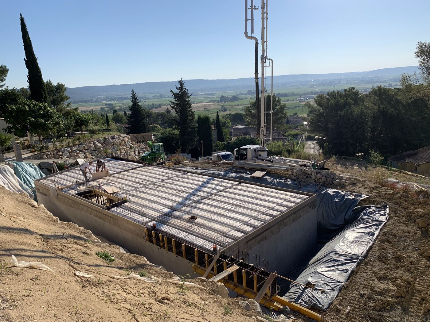 Sous-sol en béton armé construit dans la pente, plancher ferraillé avant coulage