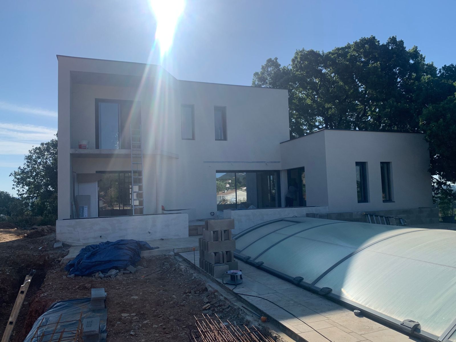 Villa d'architecte à toit-terrasse avec piscine, gros œuvre et enduits terminés